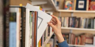 Ιερουσαλήμ: Η ισραηλινή αστυνομία εισέβαλε σε παλαιστινιακό βιβλιοπωλείο δεύτερη φορά – «Κουλτούρα φόβου»