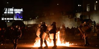 Τέμπη: Αστυνομικοί τραμπούκισαν 15χρονο στο Σύνταγμα – «Mε ρώτησαν πώς νιώθω που είμαι μέσα στα @@χ@δι@ του κράτους»