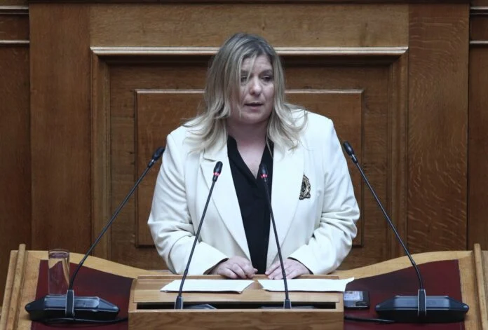 Στραβελάκης στριμώχνει άγρια την Συρρεγέλα: «Όλη την ώρα λέτε θα… θα… θα… και δεν κάνετε τίποτα! – (VIDEO)