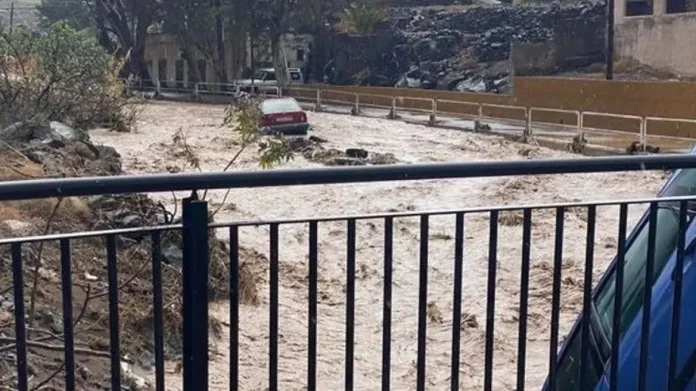 «Πνίγηκαν» τα Κανάρια Νησιά στην Ισπανία από τις σφοδρές βροχοπτώσεις: Τα ορμητικά νερά σάρωσαν τα πάντα – Δείτε βίντεο
