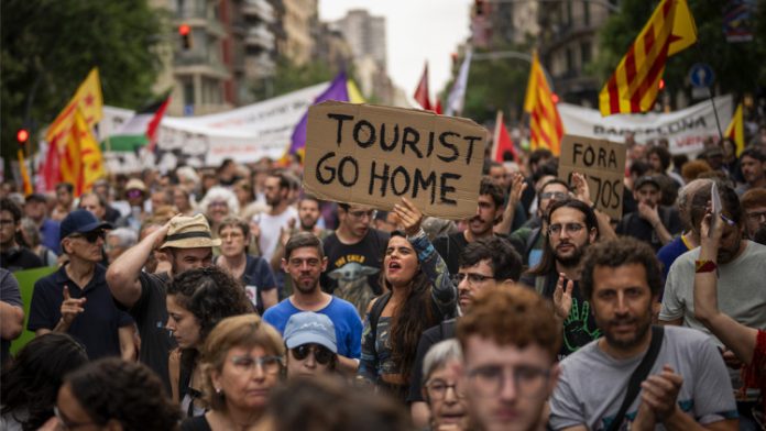 Κλιμακώνονται οι αντιδράσεις κατά του υπερτουρισμού στην Ισπανία – Ακτιβιστές καίνε αυτοκίνητα και αποκλείουν διάσημες περιοχές