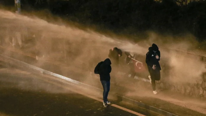 H τουρκική αντιπολίτευση καταγγέλλει κακομεταχείριση φοιτητών που συνελήφθησαν στη διάρκεια διαμαρτυριών για τον Ιμάμογλου