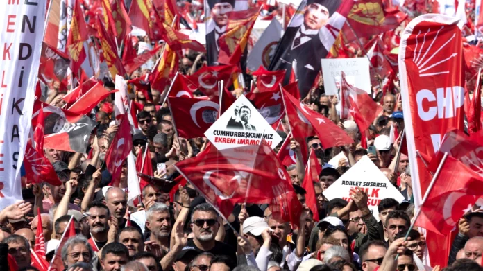 Λαοθάλασσα για τον Ιμάμογλου στην Κωνσταντινούπολη: Η ομιλία του με ΑΙ, τα συνθήματα για «δικαιοσύνη» και ο… Μπάτμαν