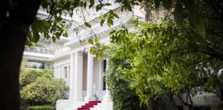 Κυβερνητικές πηγές σε ΠΑΣΟΚ: Όταν μιλούν για «κατήφορο χυδαιότητας και τοξικότητας» να κοιτάζουν στον καθρέφτη