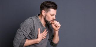 Επιστρέφει ο «βήχας των 100 ημερών» – Ποια είναι η νόσος που δεν έφυγε και γιατί είναι θανατηφόρος απειλή