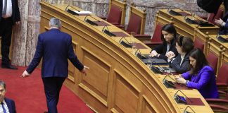 Πρόταση δυσπιστίας: Βαρύ το κλίμα για την κυβέρνηση εντός και εκτός Βουλής