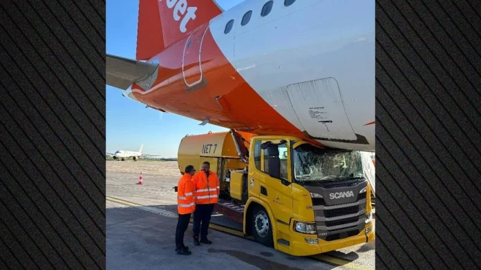 Φορτηγό έπεσε πάνω σε αεροπλάνο της EasyJet στο Παρίσι – Ακυρώθηκε η πτήση προς Ρώμη