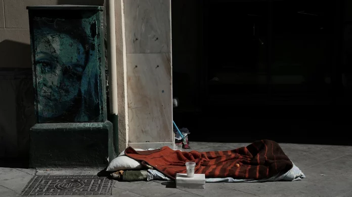 Θρίλερ με τον θάνατο αστέγου σε εστιατόριο της Αθήνας – Εργαζόμενοι τον μετέφεραν εκτός για να αποπροσανατολίσουν τις Αρχές