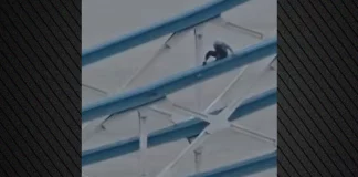 Έκλεισε για λίγη ώρα η «Tower Bridge» στο Λονδίνο όταν άνδρας σκαρφάλωσε στα κιγκλιδώματα – Δείτε βίντεο