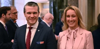 WSJ: Στο «στόχαστρο» ο Πιτ Χέγκσεθ για την παρουσία της συζύγου του σε απόρρητες στρατιωτικές συναντήσεις