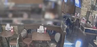 Η στιγμή που κλέφτης στο Λονδίνο αρπάζει τσάντα γυναίκας με το πόδι του, σε 22 δευτερόλεπτα – (VIDEO)