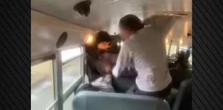 ΗΠΑ: Μητέρα με τα παιδιά της ξυλοκόπησαν 14χρονο μέσα σε λεωφορείο επειδή έκανε bullying στον γιο της