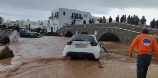 Σαρώνει την Πάρο η κακοκαιρία: Ορμητικοί χείμαρροι οι δρόμοι, μήνυμα του 112 για απαγόρευση κυκλοφορίας των οχημάτων – (VIDEO)