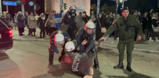 «Σταυροφόροι» εναντίον ΜΑΤ και θεατών παράστασης στη Θεσσαλονίκη, χρήση χημικών από την ΕΛΑΣ – (VIDEO-ΦΩΤΟ)