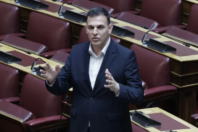Καραμέρος για «πενιχρά μέτρα Μητσοτάκη»: Δίνει μόλις ένα από τα δέκα ευρώ του υπερπλεόνασματος