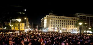 «Για να έχουμε οξυγόνο»: Γέμισαν χθες τα Προπύλαια με συνθήματα και μουσικές για τα Τέμπη