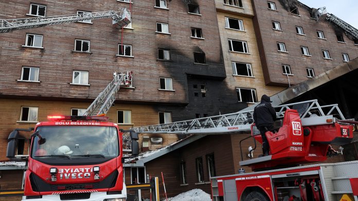 Μεγάλη φωτιά με πολλές εκρήξεις σε αποθήκη χημικών στην Κωνσταντινούπολη