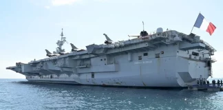 Στον όρμο του Φαλήρου αγκυροβόλησε το αεροπλανοφόρο «Σαρλ ντε Γκολ» – Φωτογραφίες