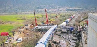 Ο ενορχηστρωτής της συγκάλυψης βγάζει… γλώσσα