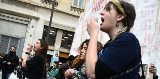 Οργή εκπαιδευτικών με την απόφαση της κυβέρνησης να δίνει το επίδομα ανεργίας με προπληρωμένη κάρτα