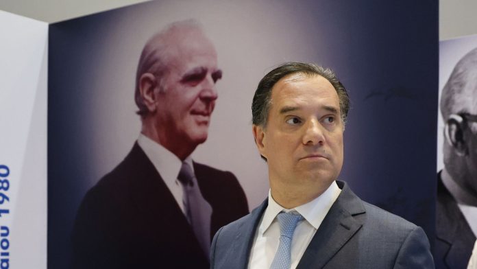 Ο «στρατιώτης» Άδωνις Γεωργιάδης με το όπλο «παρά πόδα» – Η σύγκρουση με Δένδια και ο «πάγος» από Μαξίμου