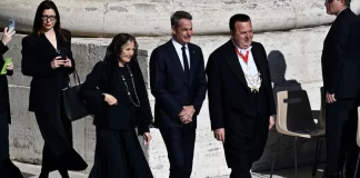 Στην κηδεία του Πάπα Φραγκίσκου ο Κυριάκος Μητσοτάκης, συνοδευόμενος από την σύζυγό του Μαρέβα