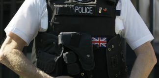 Κόντρα «ξύρισμα» από την βρετανική αστυνομία – Έφοδοι και μαζικές συλλήψεις σε «τουρκικά κουρεία»