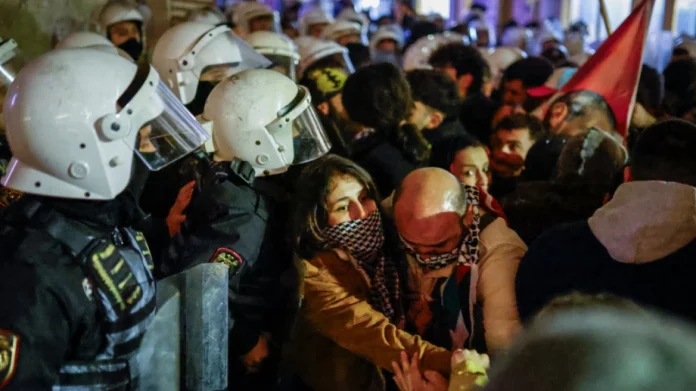 Βίντεο: Ένταση στην Κωνσταντινούπολη, απετράπη πορεία της αντιπολίτευσης υπέρ των Παλαιστινών