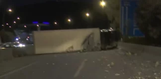 Τροχαίο με ανατροπή νταλίκας στο ύψος του Σκαραμαγκά – Κλειστό το ρεύμα προς Αθήνα της Αθηνών-Κορίνθου