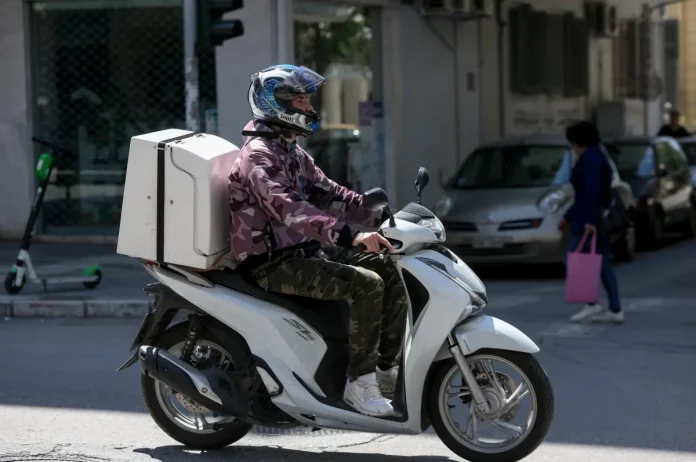 Αίγιο: Άγρια επίθεση σε μεταφορέα – Επιχείρησαν να τον εμβολίσουν με ΙΧ και τον ξυλοκόπησαν