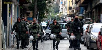 Εξάρχεια: Πέτρες, μπουκάλια και κράνη στο υπό κατάληψη κτήριο βρήκε η ΕΛ.ΑΣ.