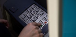 Απίστευτο περιστατικό στη Φλώρινα: Έκλεψε πορτοφόλι γυναίκας και “σήκωσε” από ΑΤΜ πάνω από 10.000 ευρώ!