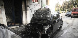 Χανιά: Παρανάλωμα του πυρός σταθμευμένα οχήματα έξω από αποθήκη