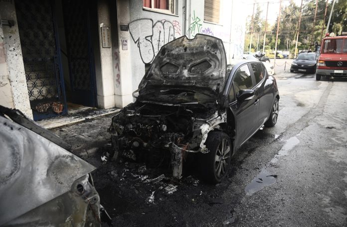 Χανιά: Παρανάλωμα του πυρός σταθμευμένα οχήματα έξω από αποθήκη