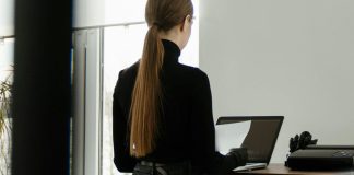 Ο ζωηρός Γραμματέας, το «φύλλο πορείας» στη σύζυγο και η νέα σύντροφος