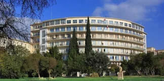 Στο ΚΑΤ ο 15χρονος από την Κάλυμνο που τραυματίστηκε με φωτοβολίδα