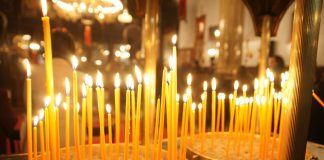 «Μπούκαρε» στην εκκλησία την ώρα της Ακολουθίας και επιτέθηκε σε αστυνομικούς