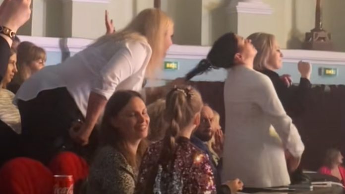 Ουκρανία: Καβγάς με μαλλιοτράβηγμα και σπρωξίματα σε συναυλία στο Κίεβο
