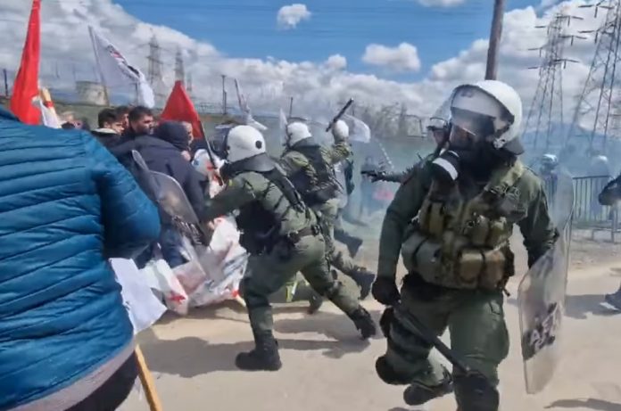 Κοζάνη: Επεισόδια μεταξύ διαδηλωτών και ΜΑΤ κατά την επίσκεψη Μητσοτάκη στον ΑΗΣ Καρδιάς (video)