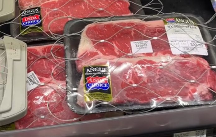 Σούπερ μάρκετ κλειδώνει… τις μπριζόλες: Έντονες αντιδράσεις στα social media – «Δεν το πιστεύω, φτάσαμε σε αυτό το σημείο»