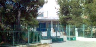 Πετρούπολη: 20 άτομα επιτέθηκαν και τραυμάτισαν τρεις 18χρονους σε σχολείο – Τους απείλησαν και με μαχαίρι