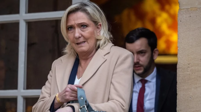 Απειλητικά μηνύματα στη δικαστή που καταδίκασε τη Λεπέν – Αστυνομικές περιπολίες έξω από το σπίτι της