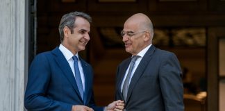 Στη Βουλή Μητσοτάκης – Δένδιας για τα εξοπλιστικά, στη σκιά της ανταρσίας για τους ένστολους