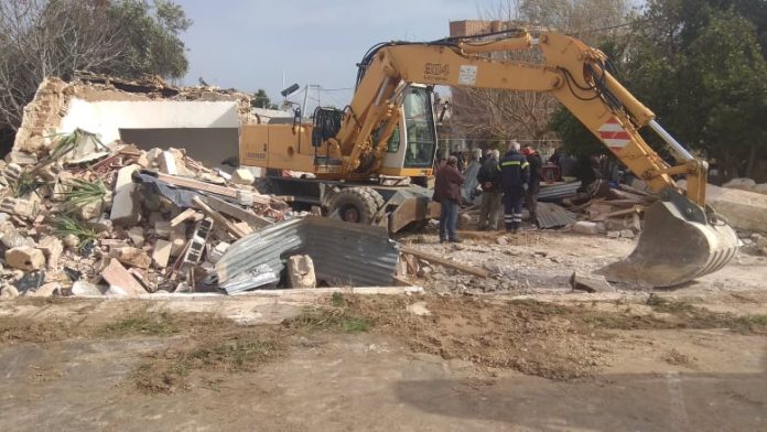 Κορωπί: Ρομά εξαγριώθηκαν μετά από κατεδαφίσεις αυθαίρετων κτισμάτων – Επιτέθηκαν σε δημοσιογράφο