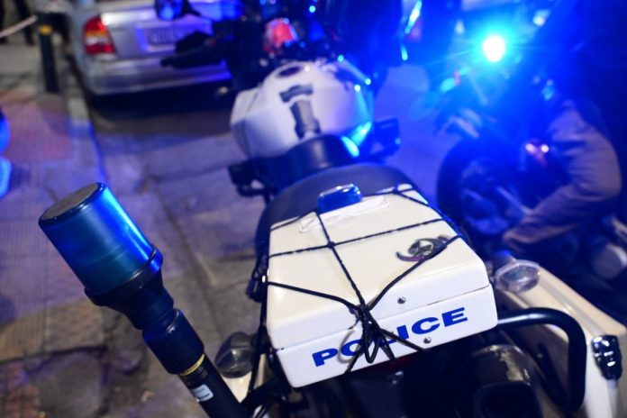 Αττική: Χειροπέδες σε δύο άτομα έξω από νυχτερινό κέντρο στο Μπουρνάζι – Προηγήθηκε συμπλοκή με αστυνομικούς
