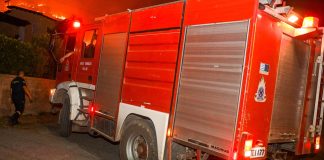 «Συναγερμός» τα ξημερώματα στην Πυροσβεστική για φωτιά στον Βόλο – Έγιναν στάχτη και μπούλμπερη μηχανήματα