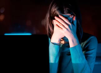 Συνελήφθη πιλότος της ΠΑ που απειλούσε τη σύντροφό του με revenge porn: «Αν δεν κάνουμε σεξ, θα δημοσιοποιήσω βίντεο»