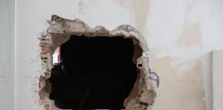 Θεσσαλονίκη: Ριφιφί σε αποθήκη του Δήμου Δέλτα – Πέρασαν τα αναχώματα και άνοιξαν τρύπα στον τοίχο