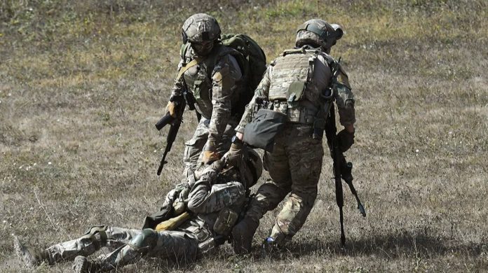 Ουκρανικά FPV τρομοκρατούν Ρώσους στρατιώτες με λευκές σημαίες ενώ προσπαθούν να μεταφέρουν τραυματία! (VIDEO)
