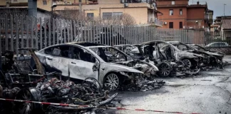 Επίθεση αναρχικών βλέπει ο Ιταλός υπουργός Εσωτερικών πίσω από την πυρπόληση 17 αυτοκινήτων σε αντιπροσωπεία της Tesla στη Ρώμη